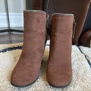 Dunes brown ankle boots. Size 7.